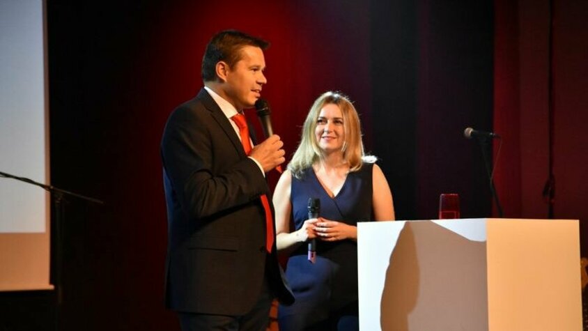 Geschäftsführer der weba Werkzeugbau Hannes Feuerhuber steht gemeinsam mit der Moderatorin und Webesprecherin Helena Šulcová auf der Bühne beim Gala-Abend.