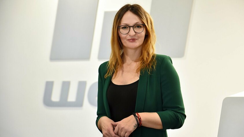 Porträt von Jasmina Tricic, Marketingleitung der weba Werkzeugbau in Dietach