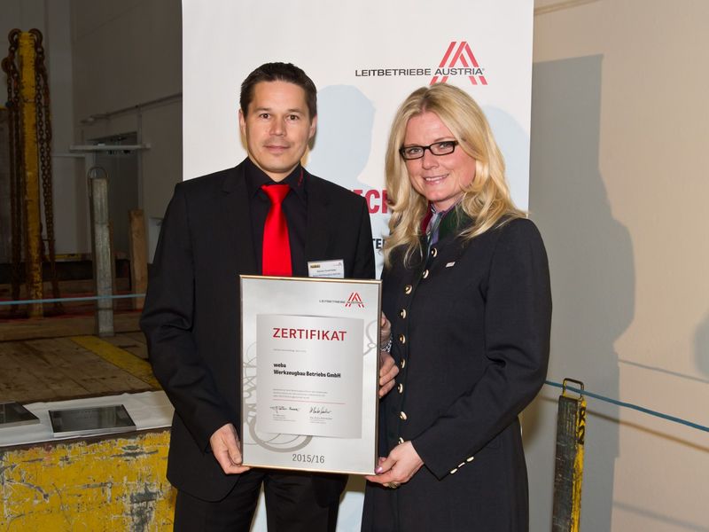 weba Werkzeugbau - Zertifikatsübergabe der Leitbetriebe Austria Geschäftsführer Hannes Feuerhuber nimmt das Zertifikat von der Geschäftsführerin der Leitbetriebe Austria, Monica Rintersbacher, entgegen.