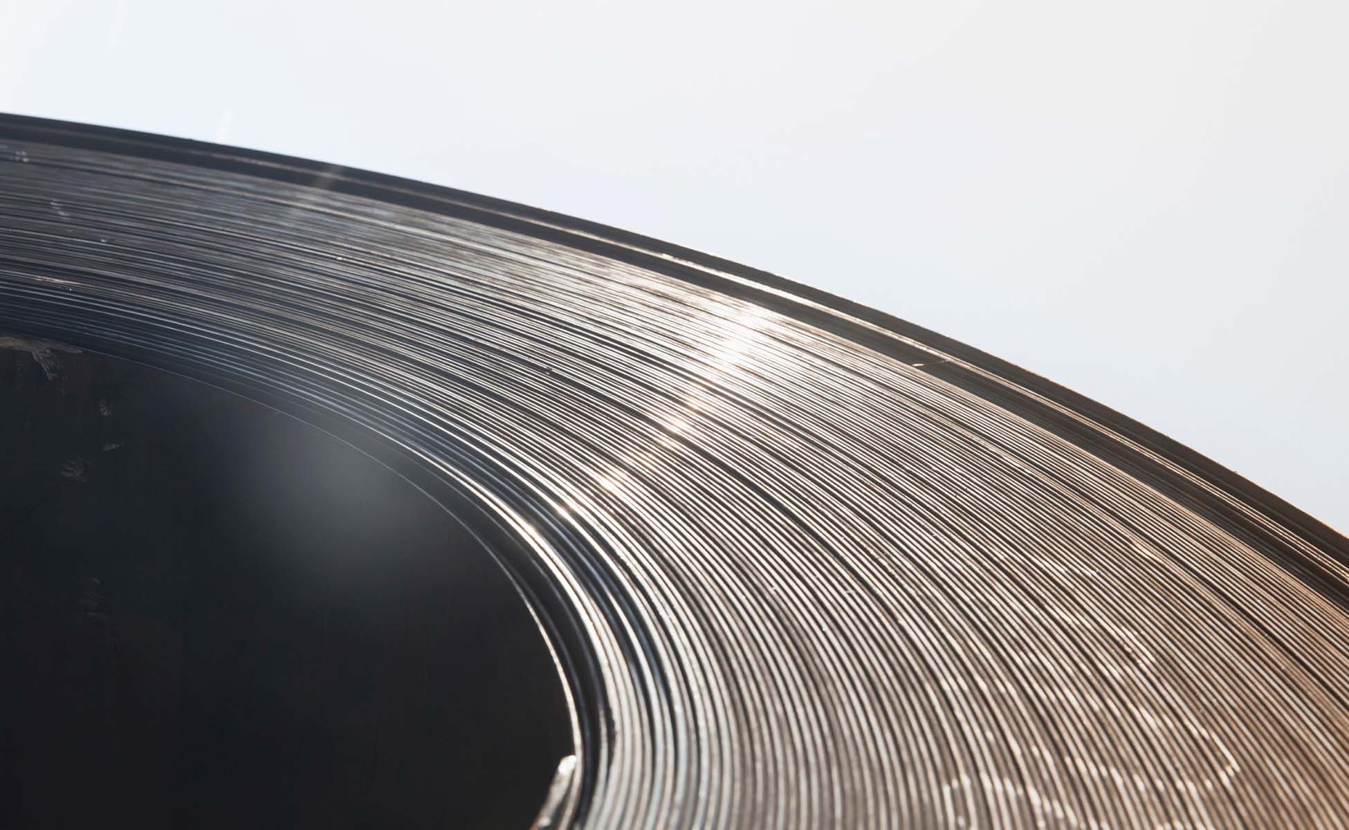 Ein sogenannter Material-Coil, bestehend aus Rollen aus Industrieblech, die für die Produktion von Metallbauteilen verwendet werden.